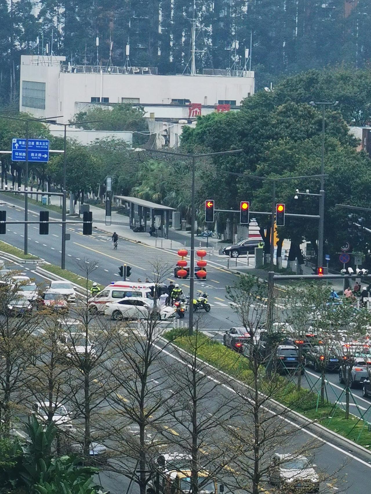 车翻了，救护车都出动了，开车注意安全呀