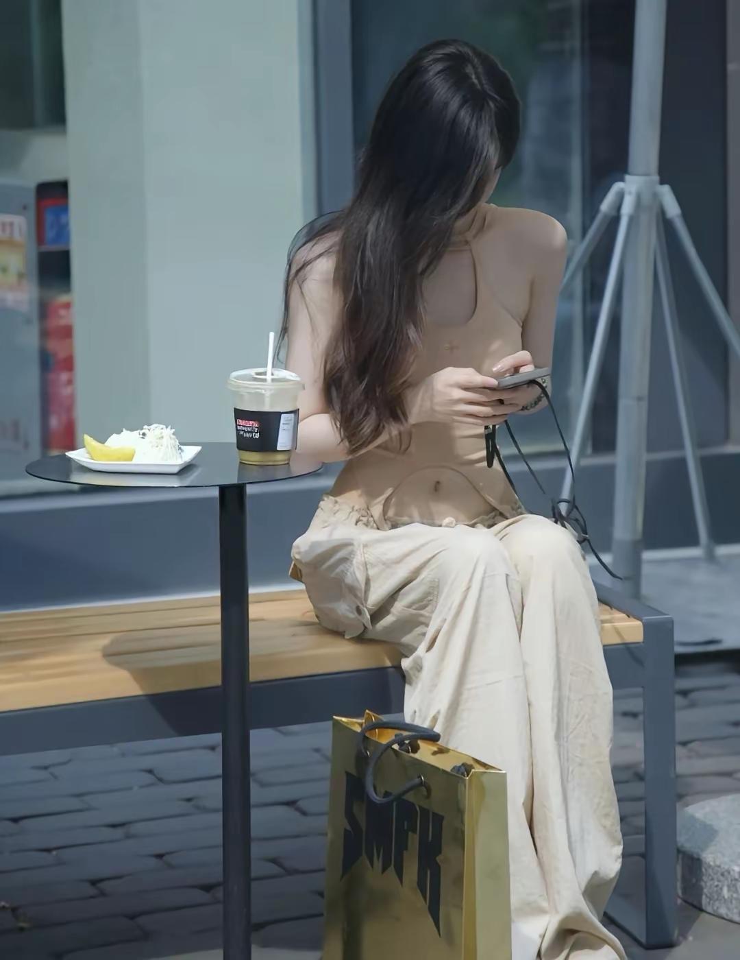 社会在进步也必须要进步，一个重要表现形式就是女性对美的追求和对自由的表达。