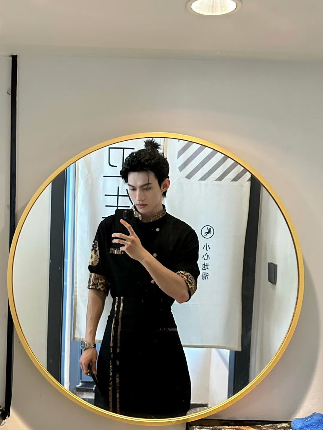 云旗工作照这个云旗咋帅成这样尼！！ 