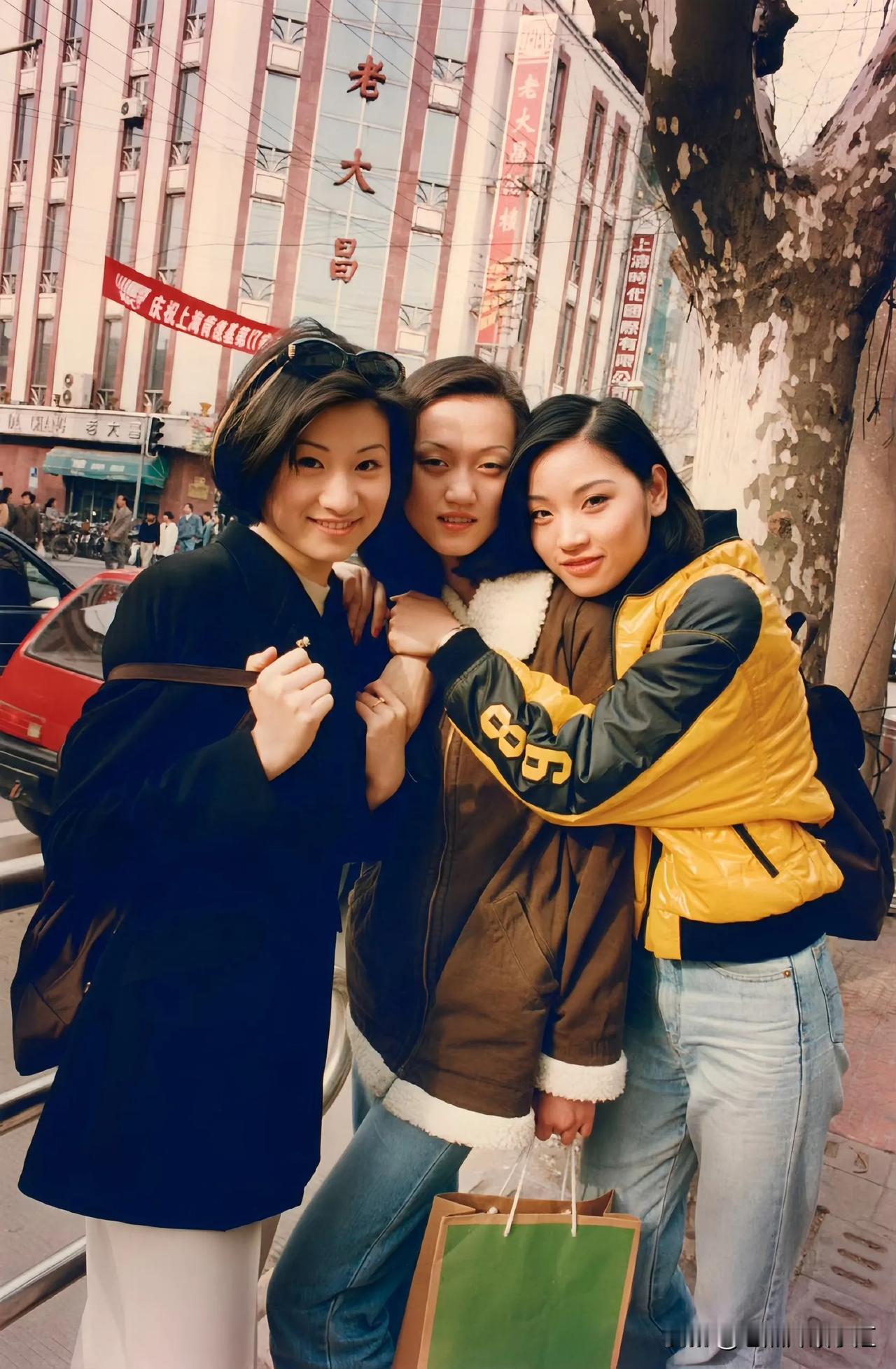 1996年，上海，淮海路上的三位时髦女生