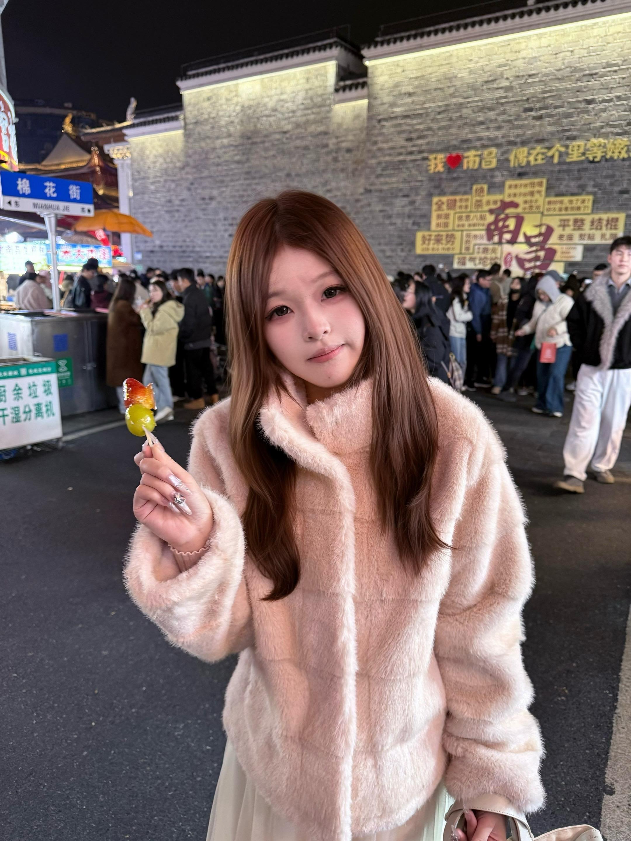 不管这个世界上多少坏人讨厌我  攻击我  不爱我  我依旧不语  就萌...