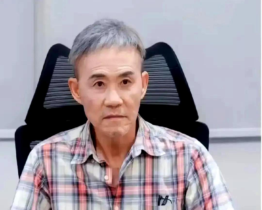 看到王石清空账号，一群人像过节一样兴奋。
田朴珺前脚发了句“一个人走”，全网后脚