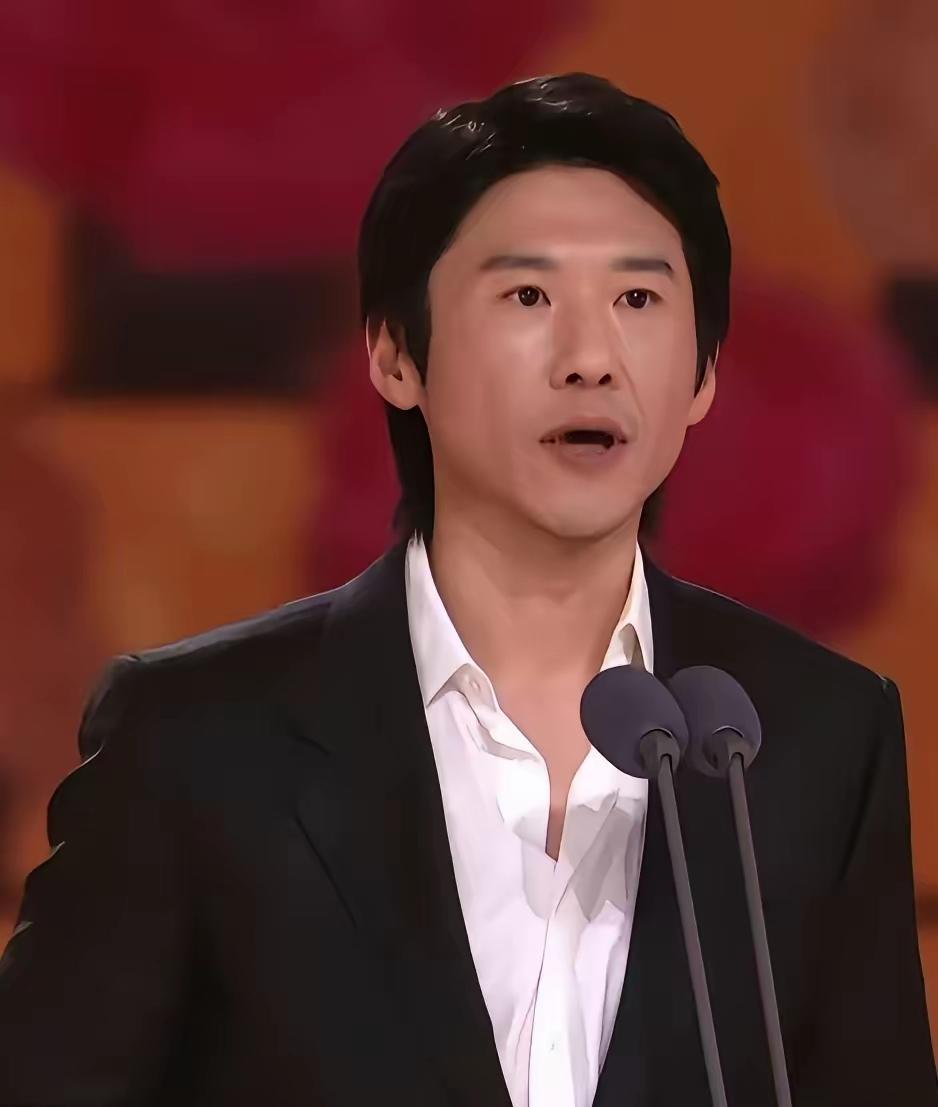 明眼人其实都看得出来
王骁真的太不对劲了
他都已经48岁了，难道没人告诉他，拿了