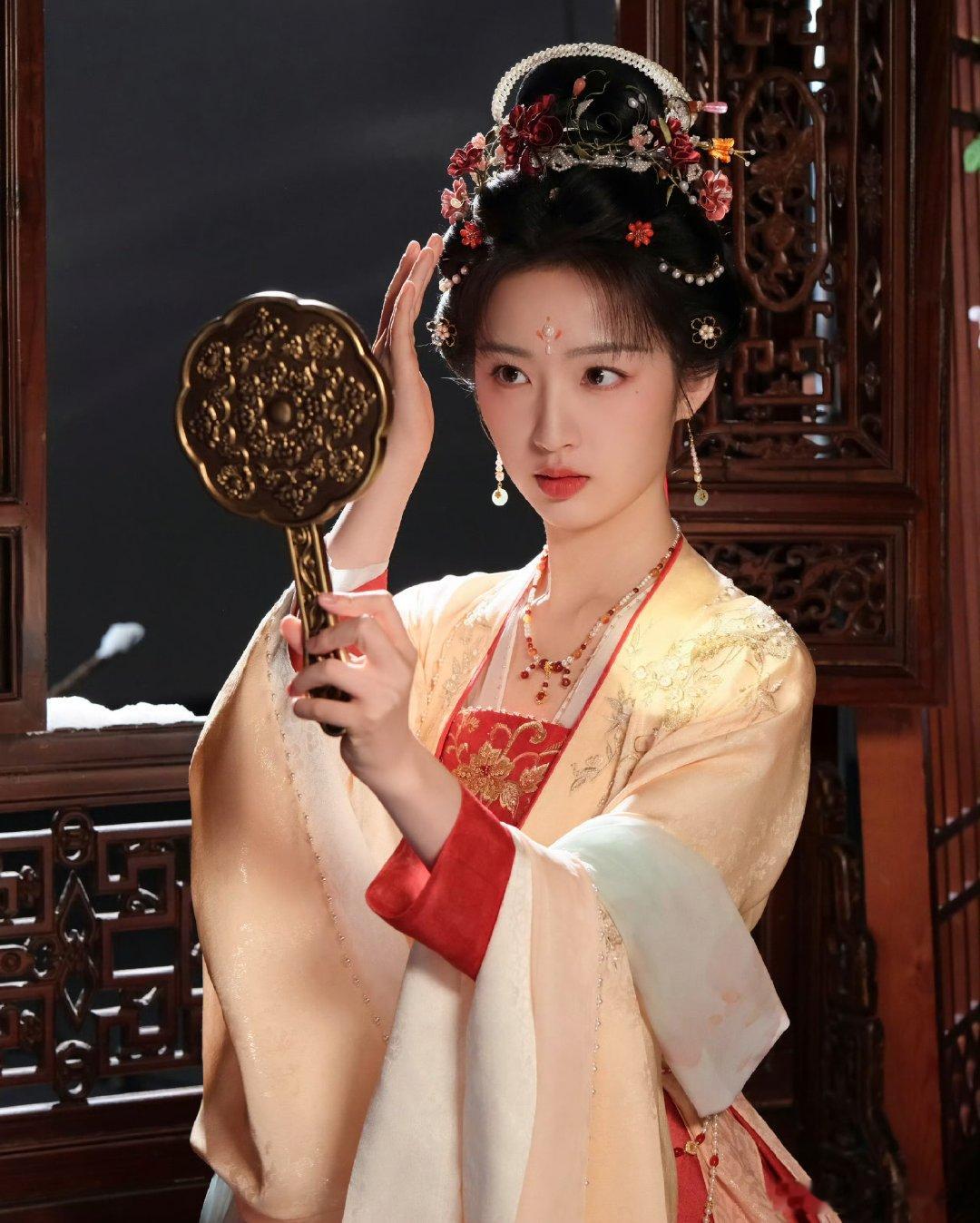 邓恩熙古装好灵气邓恩熙恰逢春庶女成长记我可太期待了！ 