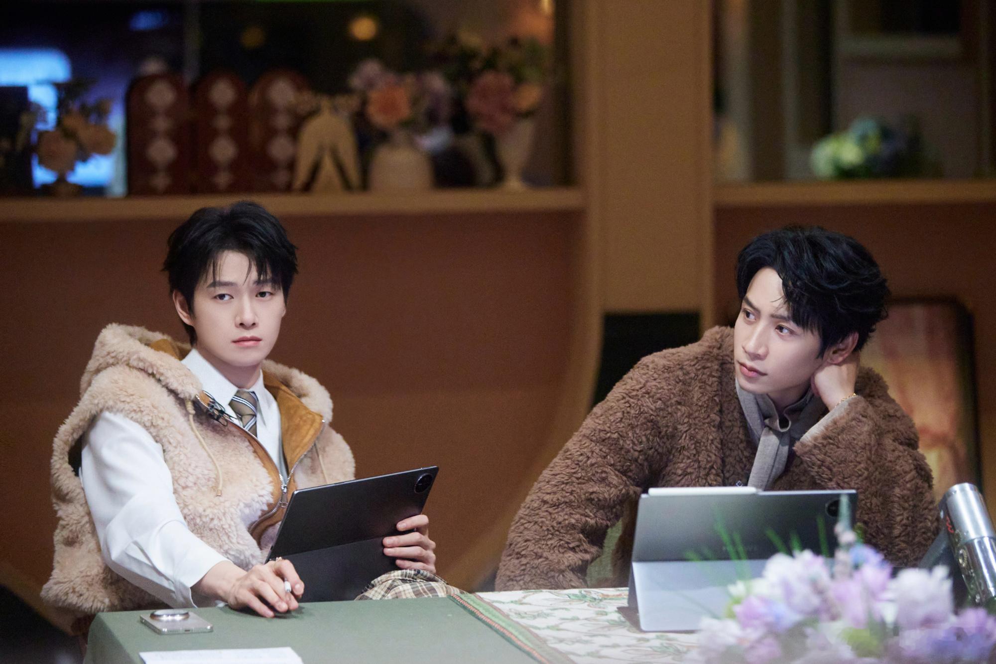 谁懂啊！魏晨×魏大勋持枪造型帅到失语！一个沉稳禁欲，一个痞帅不羁，同框即封神，气