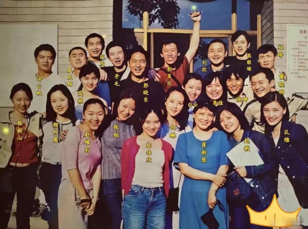 赵薇离婚 赵薇的北电同班同学婚姻情况∶ 我是女生  1、黄晓明，47岁，已离婚，