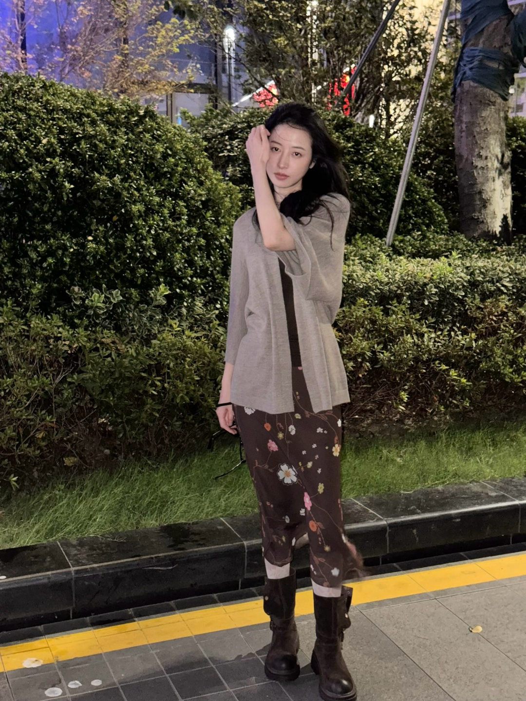 周雨彤棕色印花裙 周雨彤街边闲坐随拍  周雨彤街边闲坐随拍来啦！棕色印花裙真的好
