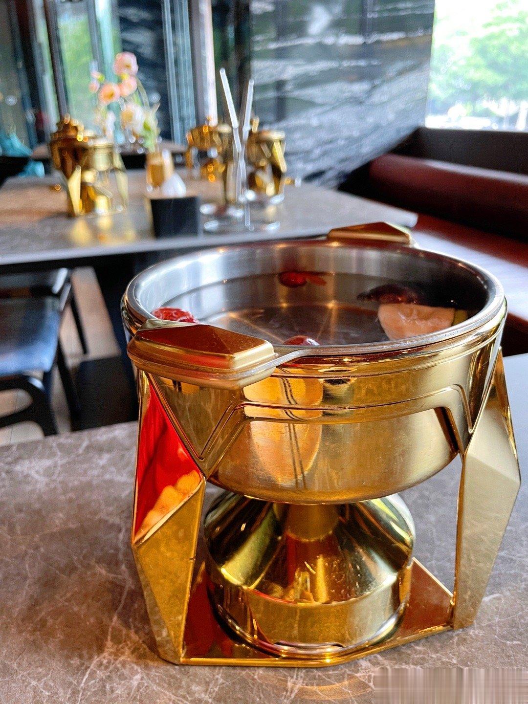 健康的腰臀比：男性<0.9，女性<0.85腰臀比是腰围与臀围的比值，反应了一个人