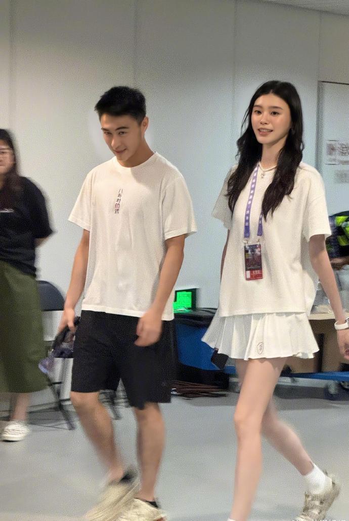 近日奚梦瑶与何猷君一起去看谢霆锋的演唱会，两位走在一起特别的般配，看起来像一对年