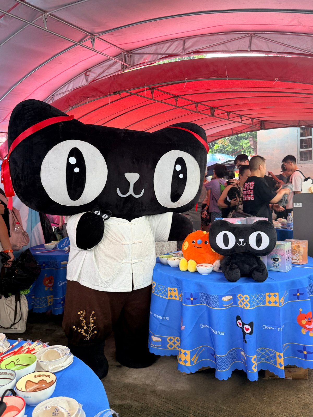 佛山龙舟赛场小猫美美观赛观赛叠滘龙舟不止看水上漂移，岸边免费雪糕随心领！天猫美的