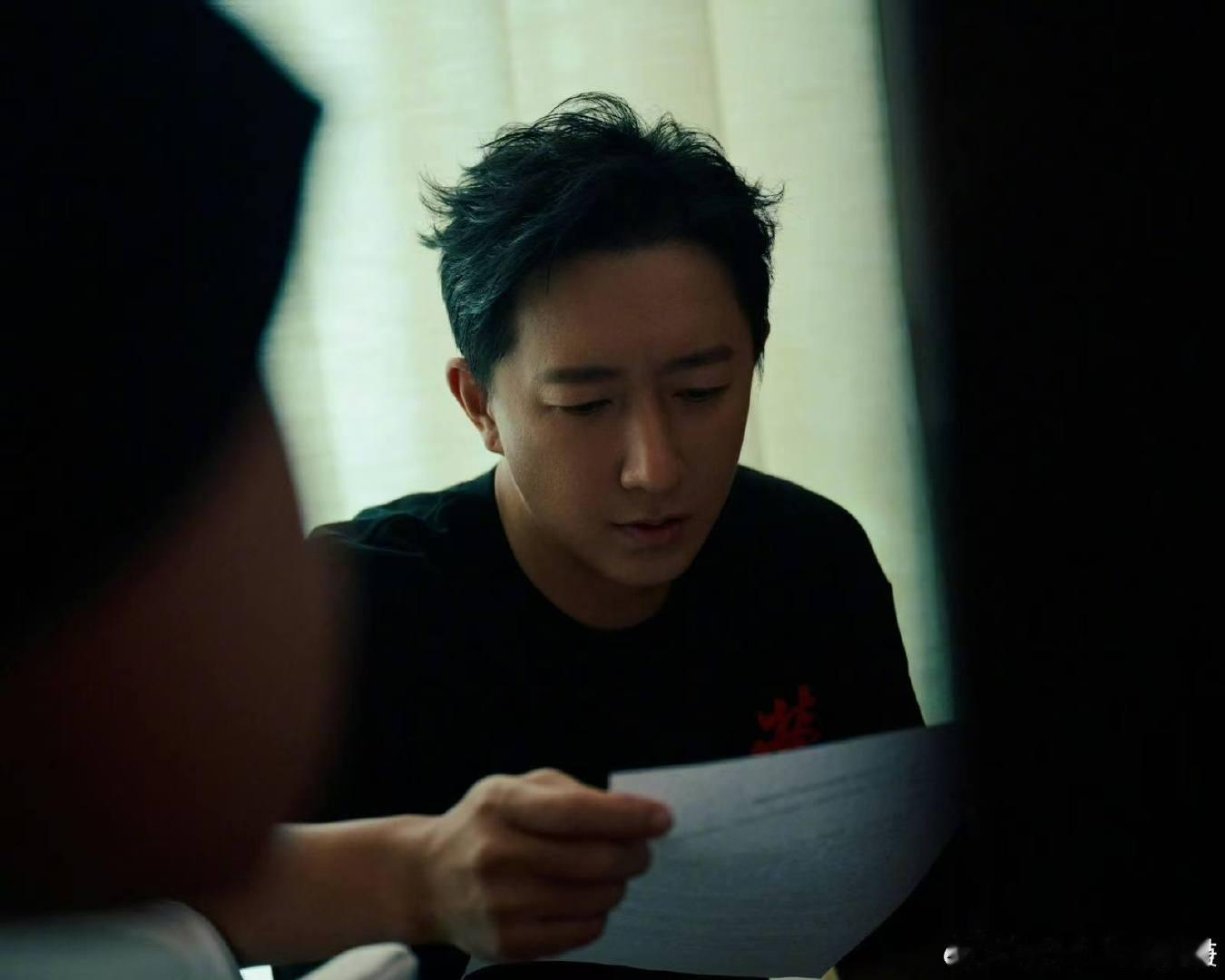 韩庚一款很好的淡班精华 普通精华淡脸上的斑，韩庚的歌淡心里的“班”！开会被怼到e