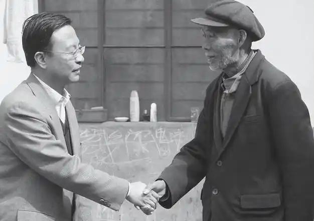 1999年6月，夏威夷海边的公寓里，一个中年男人被领到轮椅上的百岁老人面前。男人