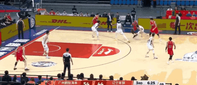 徐昕今天首发出战不足22分钟，10投9中高效轰下20分9篮板，其中包括4个前场篮