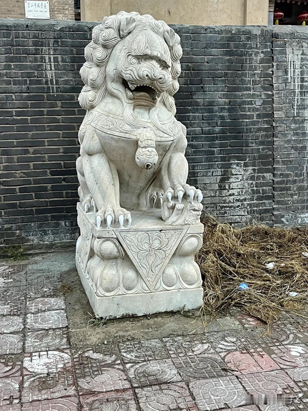  今天下午去二郎庙，结果发现了什么，第一次见到这么“爱美”的石狮子了。现在很多年