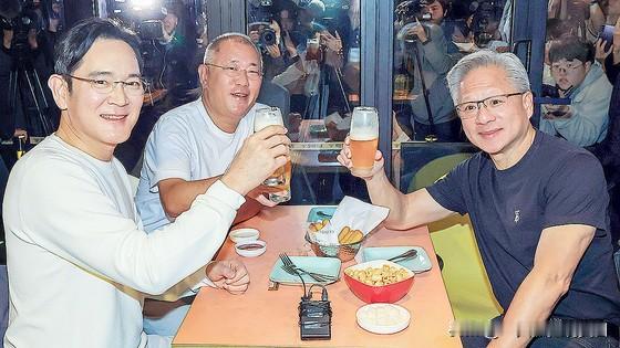 当科技巨头英伟达CEO黄仁勋、三星掌门人李在镕与现代汽车集团董事长郑义宣围坐在炸