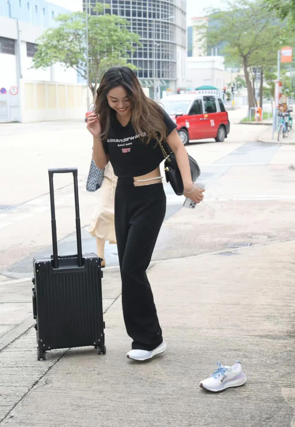 此女深谙流量之道，若入港姐三甲，入圈后定能大有可为！

6月16日，香港将军澳电