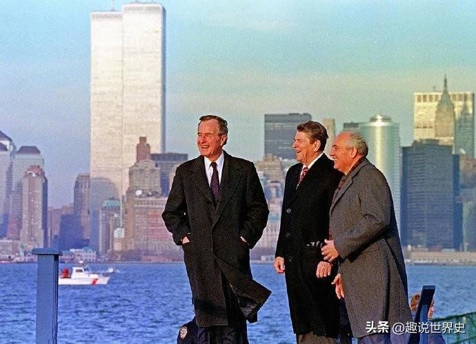 历史老照片：美国苏联两国总统的纽约合影
照片拍摄于上世纪八十年代末。
照片中“最