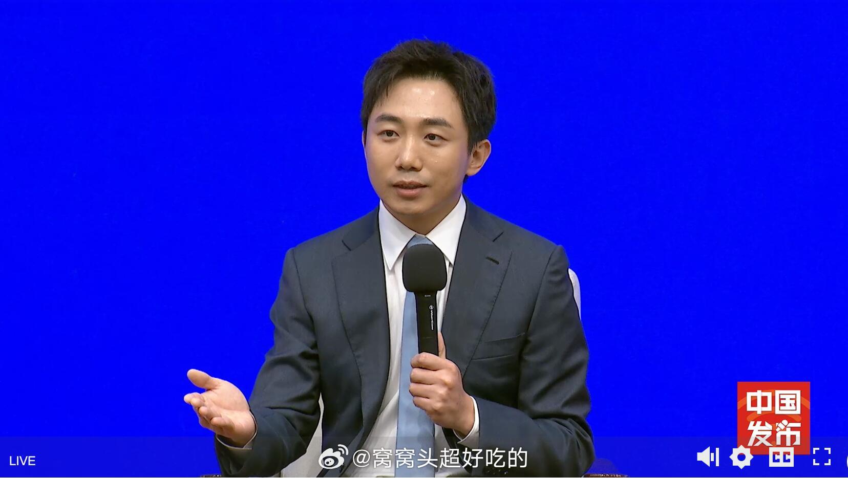 泡泡玛特王宁被记者包围哈哈哈哈哈，恐怕是想要他今天拿的那个还没发售的星星人