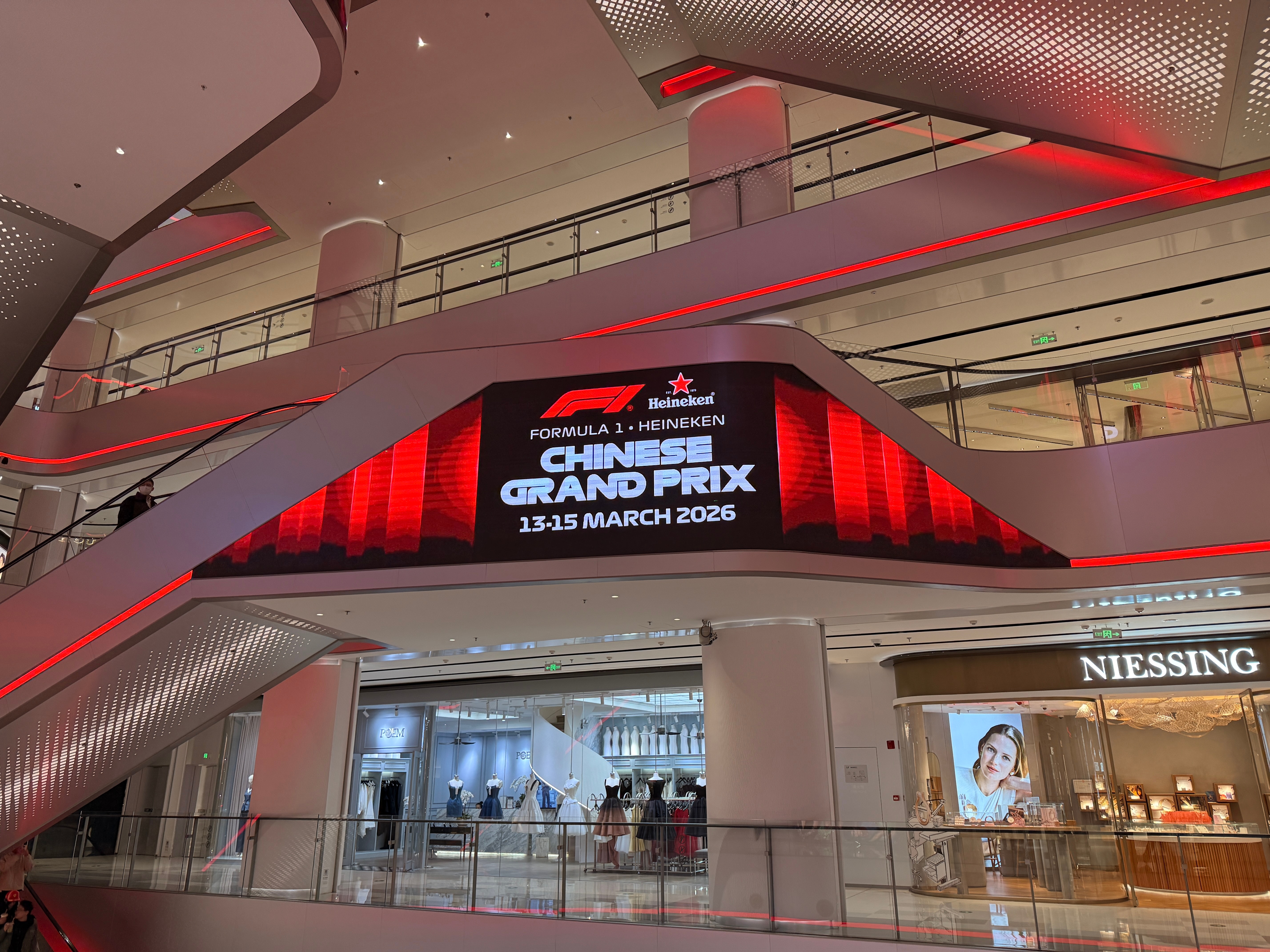 上海这周末去哪玩去了下奥迪原车展台南京东路这边都是F1相关上海直接变成F1痛城