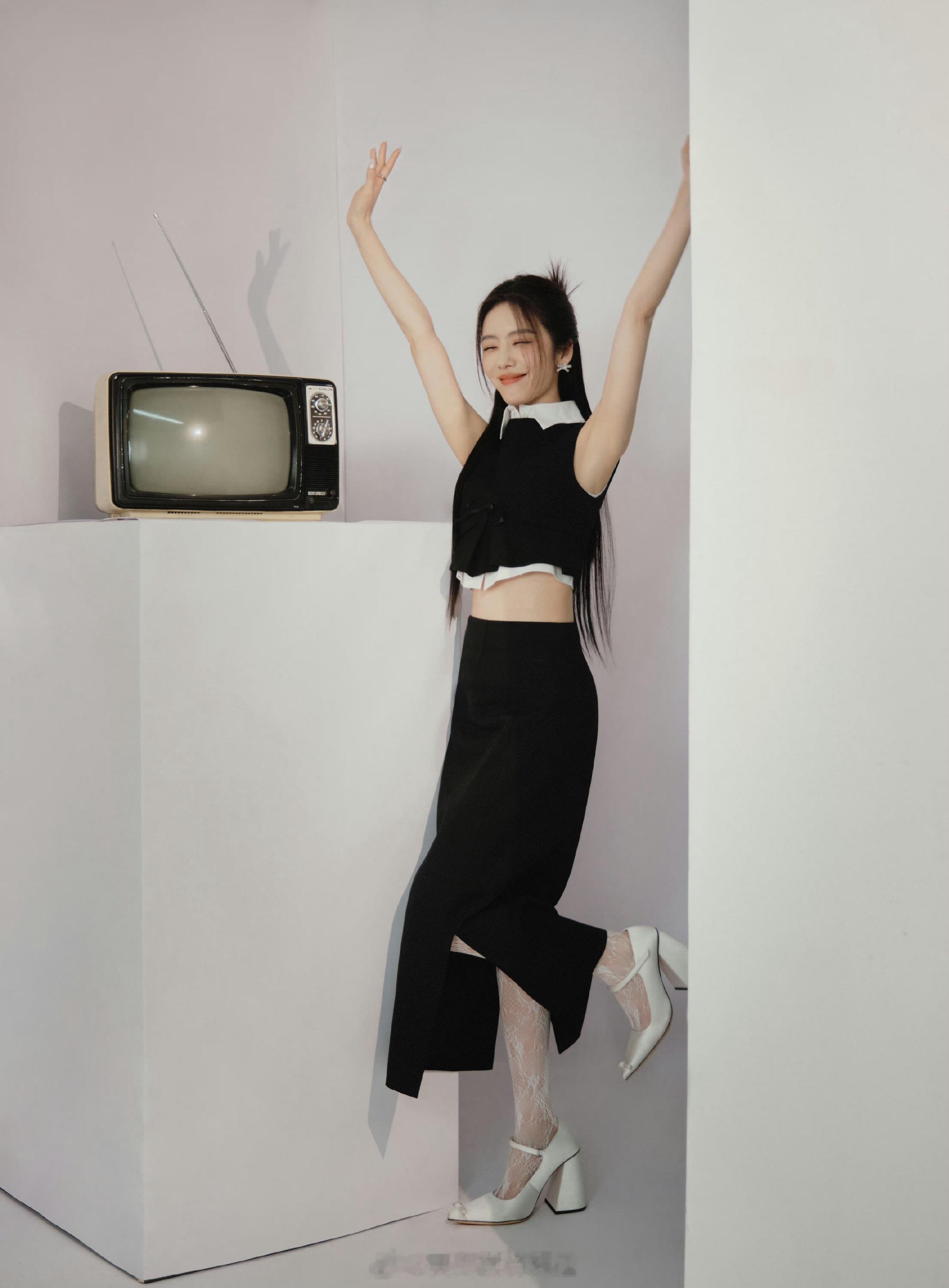 蔡文静黑酷造型又甜又美 ​​​