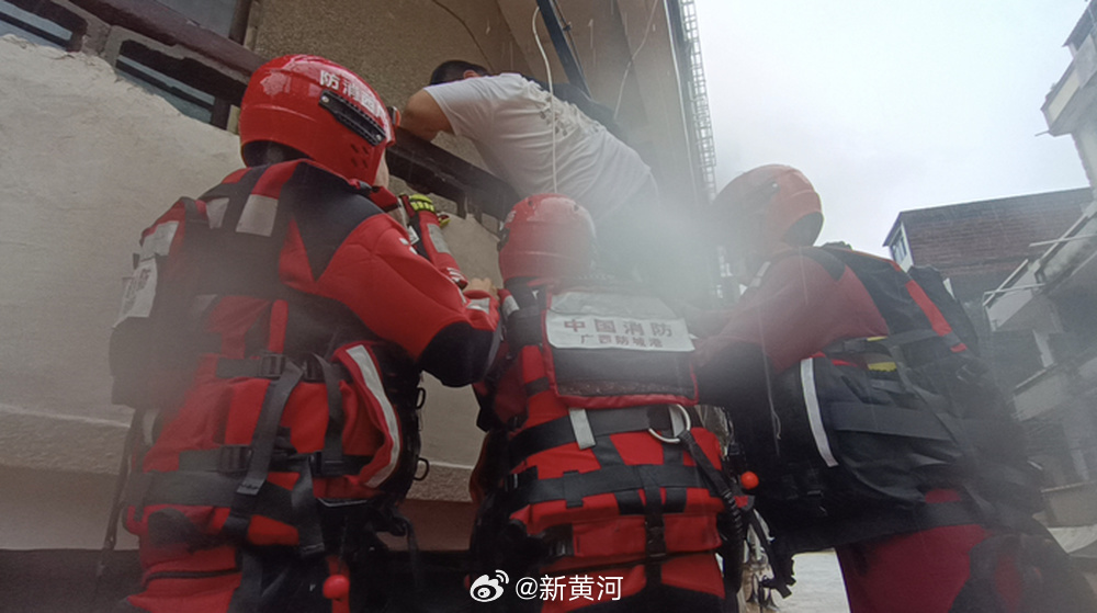 【广西防城港发生城市内涝，#居民楼遭洪水围困多名群众被救出# 】#广西抗洪# 受