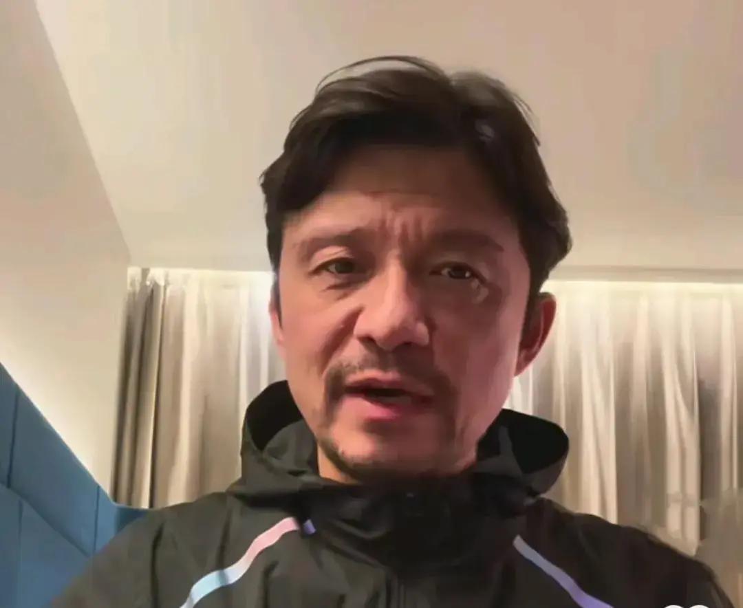 别再迷信每天对墙传球一千次了，那根本练不出会踢球的人。
 
谢晖和董路点破窗户纸