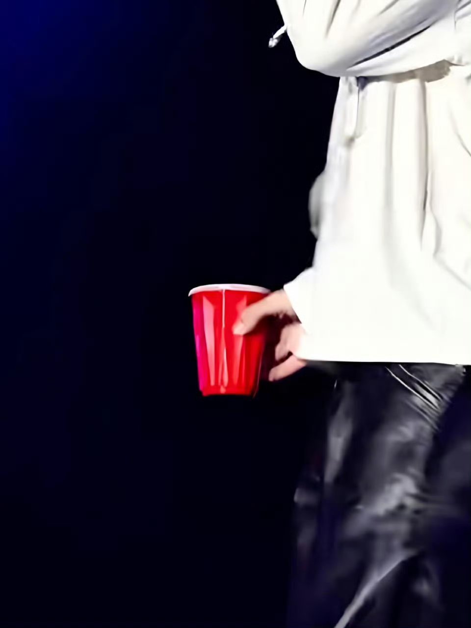 王赫野闯祸闯到蔡琴这了王赫野你也太冒失了！咖啡直接落蔡琴老师场上，这下闯祸闯到前