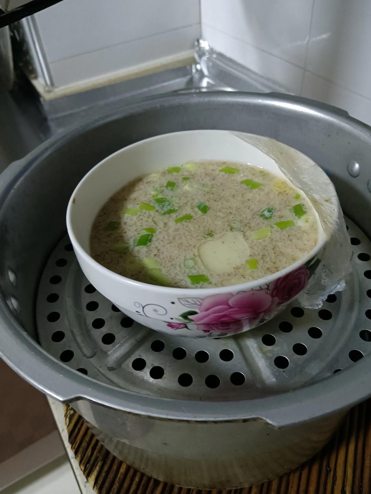 告诉大家一个好方法

用高压锅蒸鸡蛋糕，蒸出来的鸡蛋糕，口感特别滑溜，而且没有蜂