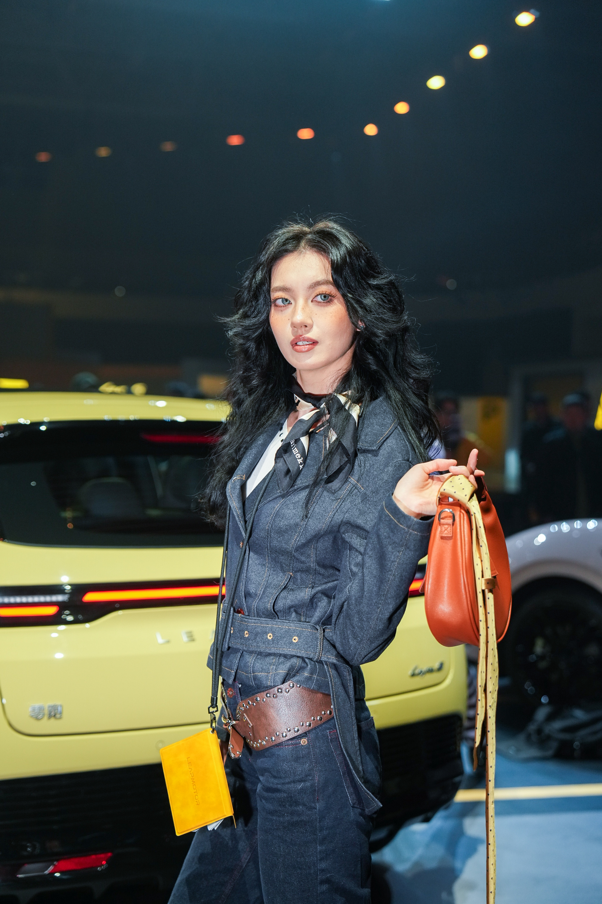 零跑Lafa5上市发布会你的潮流出行搭子零跑Lafa5已就位台上，车是C位台下，