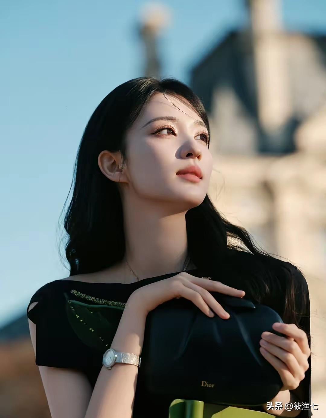 迪丽热巴被困迪拜，最开心的是王楚然了
这一场意外或者是故意为之，34岁的迪丽热巴