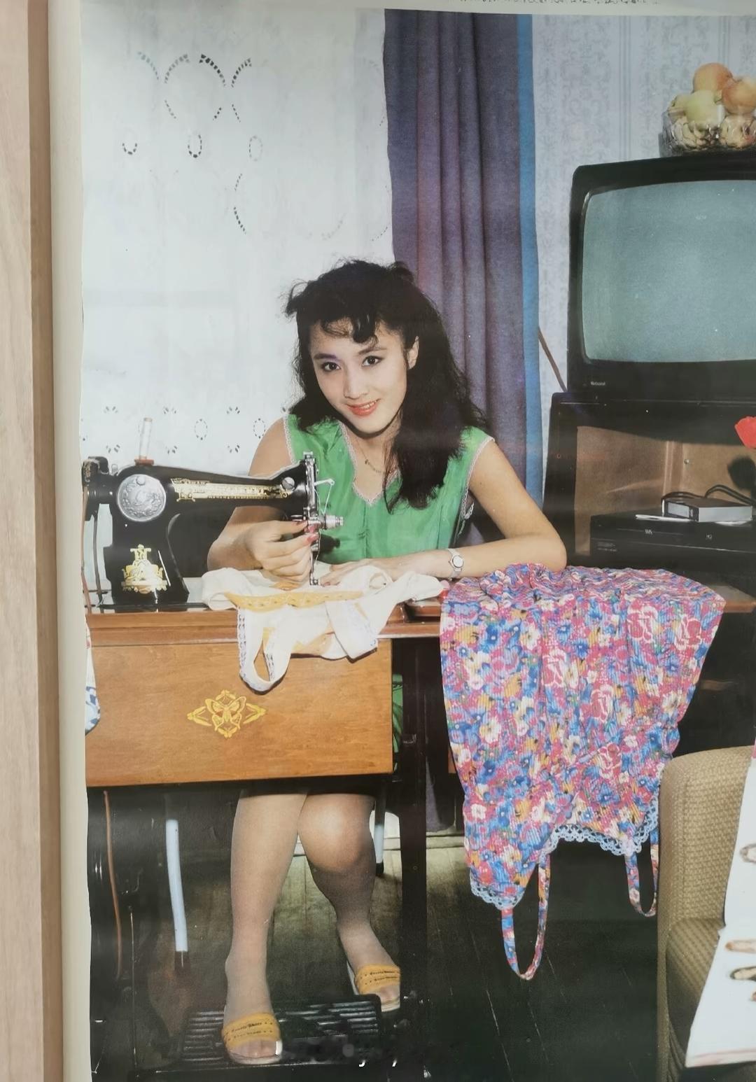 80年代的生活影像，满是烟火气与邻里情。楼道里共用一个水龙头，早上热闹非凡，大家