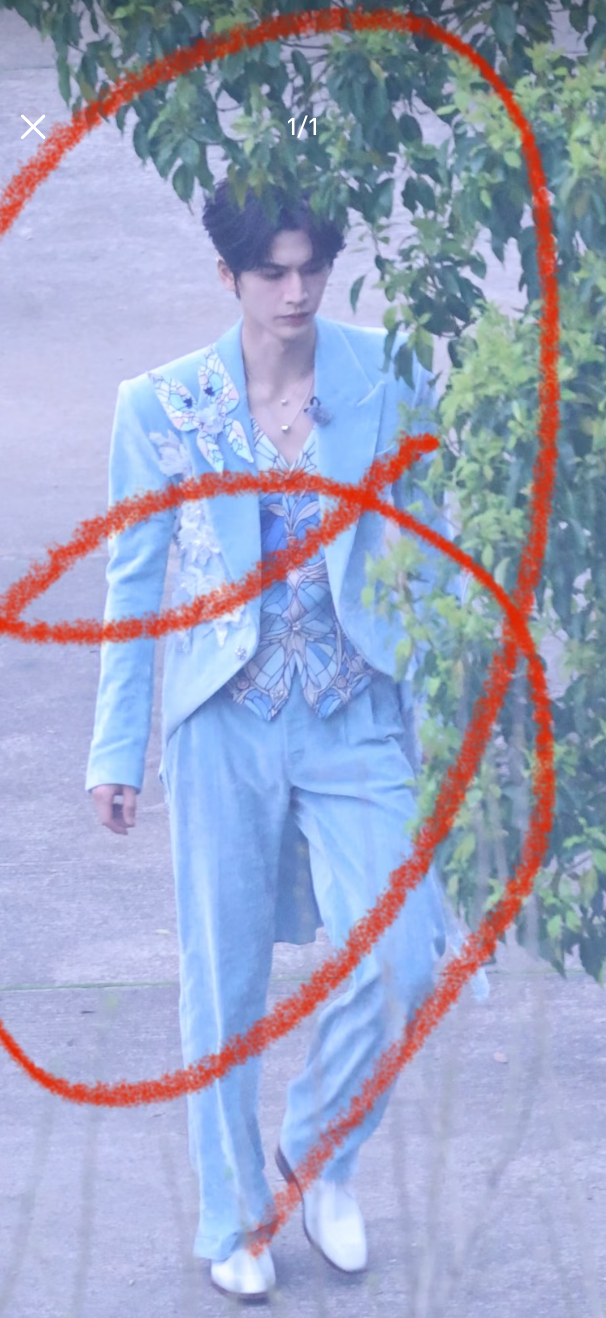 真适合蓝色这一套啊！张凌赫蓝色花蝴蝶燕尾服张凌赫蓝色花蝴蝶造型