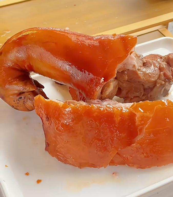 皮脆肉香的烧猪，来一块尝尝。
保证你吃过番寻味。粤西地区比较穷，保食物确实丰富，