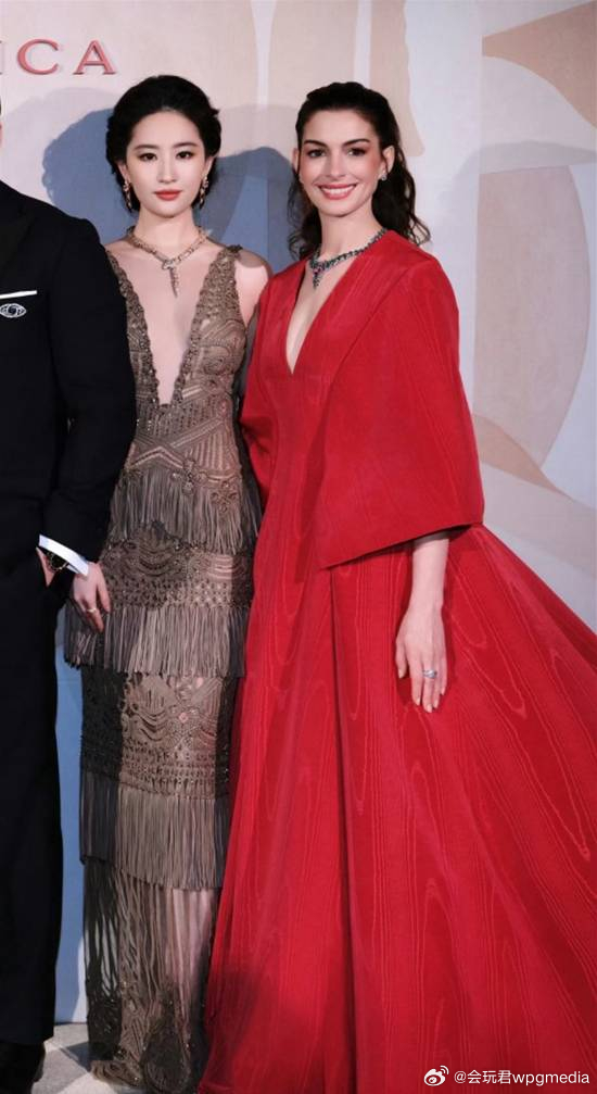 刘亦菲安妮海瑟薇亲密合影近日，刘亦菲与安妮·海瑟薇在米兰宝格丽ECLETTICA