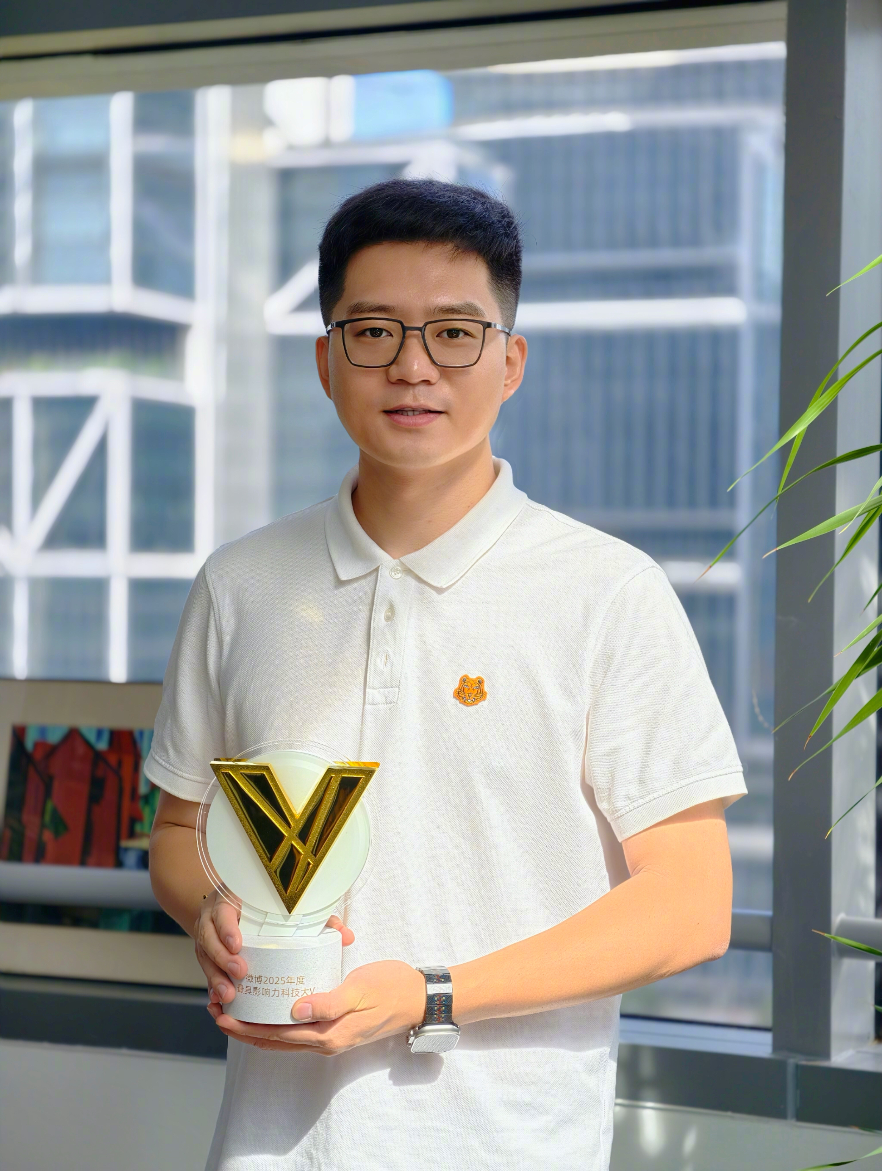 一晃已是拿奖的第九个年头，这份沉甸甸的荣誉里，藏着九年的坚持与同行者的支持。明年