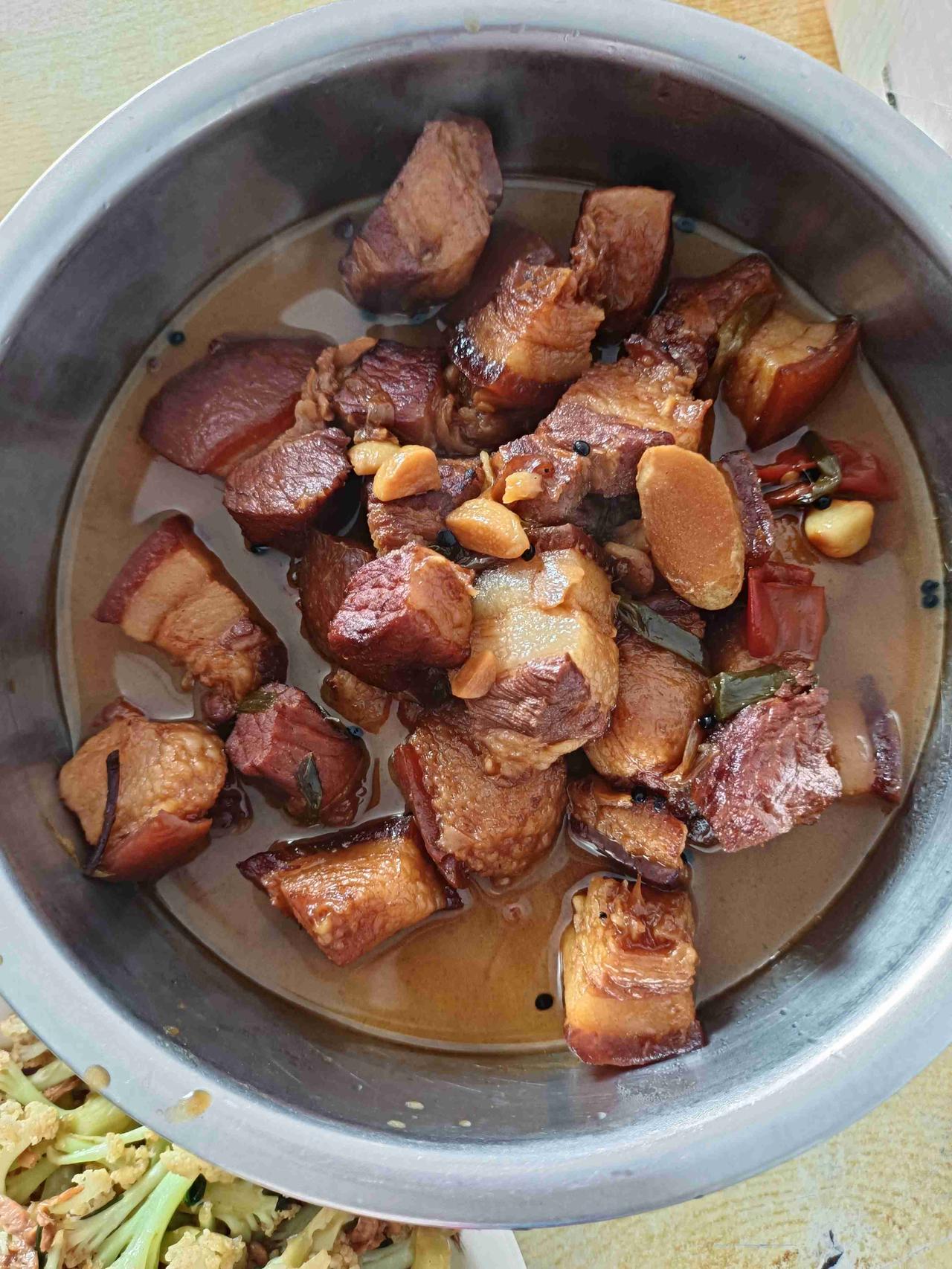 今天中午我家三个菜，炖肉，素炒菜花，西红柿炒鸡蛋。

上午我去超市买了五花肉，顺