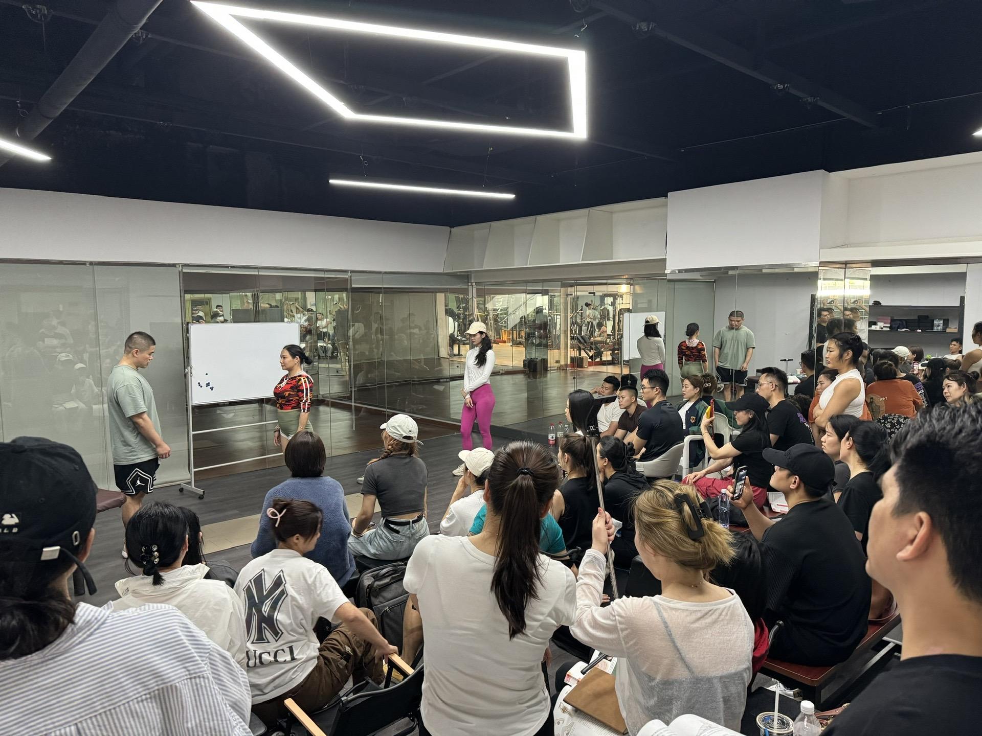 肌筋膜抗阻训练。肌筋膜经线不仅是体态调整的核心，也是抗阻力训练的精髓。肌筋膜是连接全身肌肉、骨骼和器官的网络，支持和维持我们的体态和运动。当这个网络工作不佳时，可能会引起疼痛、紧张或运动效率降低。通过抗阻力训练，我们可以加强肌筋膜的弹性和耐力，从而改善体态和提高运动表现。这种训练方法通过重复的拉伸和收缩动作，帮助肌筋膜适应各种压力，增强其对身体其他部分的支撑作用。因此，无论是追求健康的日常生活还是提高运动成绩，肌筋膜经线的调整都是不可或缺的步骤。通过系统的训练和恰当的方法，肌筋膜调整能够带来长远的好处，让我