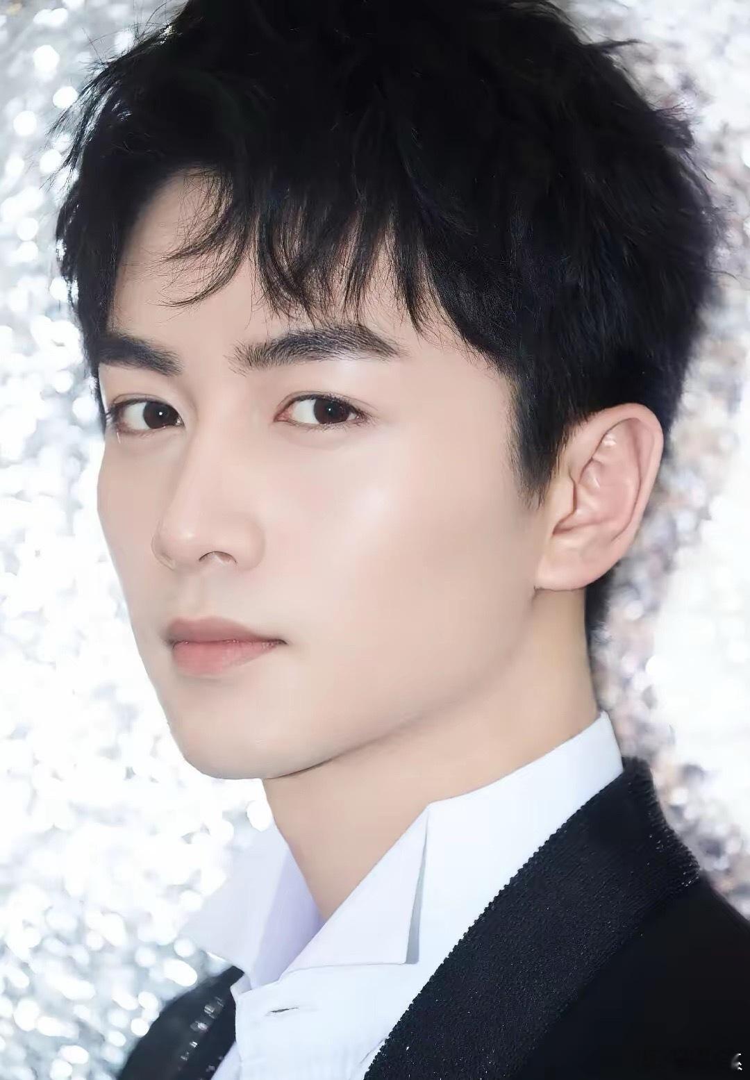 《大生意人》的导演张挺说，大家不要再给陈晓扣帽子了，他是我从几百个人里挑出来的，