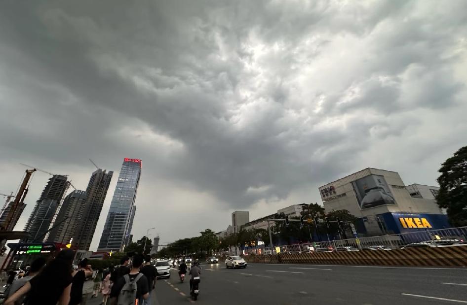 广州这几天的桑拿天总算熬到头了！刚才终于下雨了，虽然雨不大，但空气里的黏热感一下