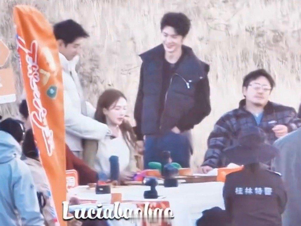 陈哲远沈腾现在就出发咬耳朵 哈哈哈哈不得不说陈哲远有没有可能常驻《现在就出发》啊