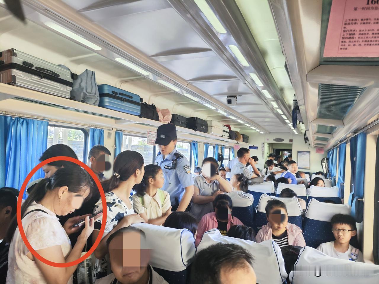 坐绿皮车总会遇到一些奇葩人，今天从武汉回老家，买的坐票，上车后发现我的座位被一位