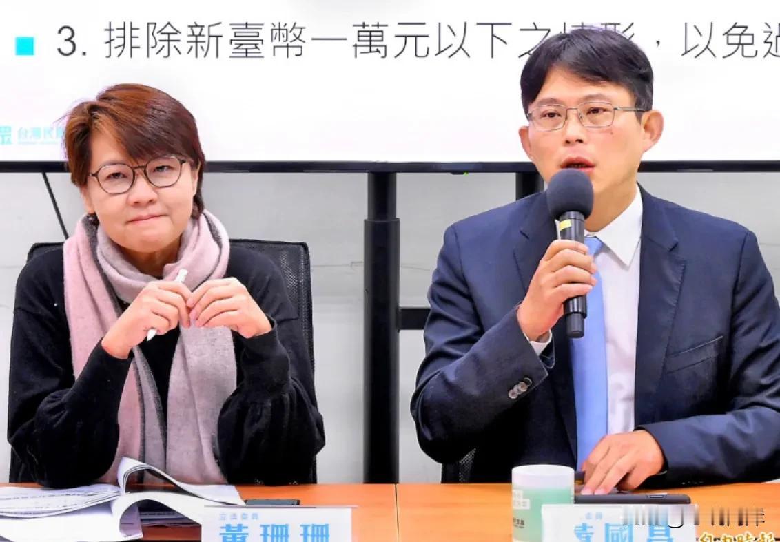 国民党决定在立法机构召委选举中礼让民众党一席，蓝营基层支持者不爽，反弹情绪持续高