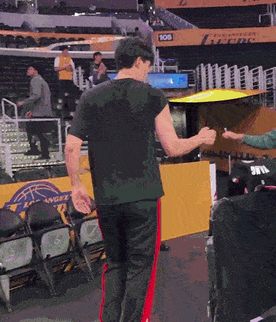 开拓者vs湖人杨瀚森在洛杉矶还是遇到了不少老乡，上半场有机会，但是没能把握住，三