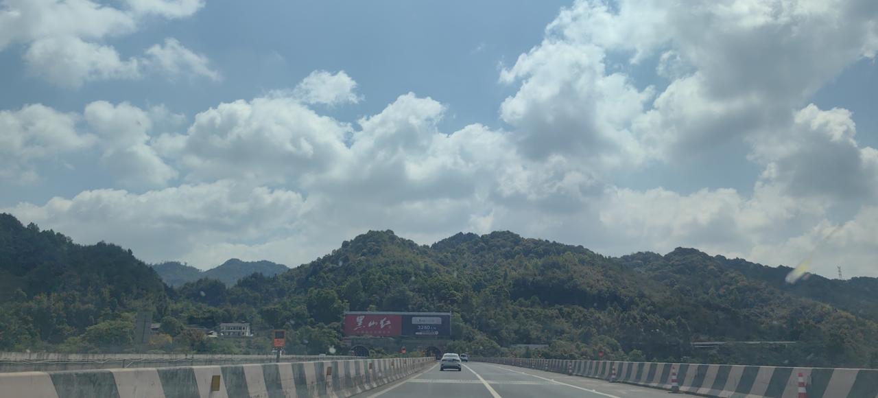 从铜梁（小田[玫瑰]老家）回重庆主城的高速路上，马上就过长隧道了，突然发现前面就