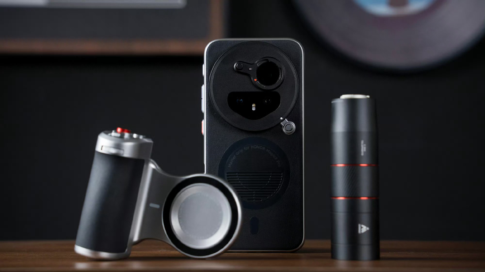 荣耀Magic8 Pro专业影像套装来了，配件上给到影像保护壳、影像手柄、金属装