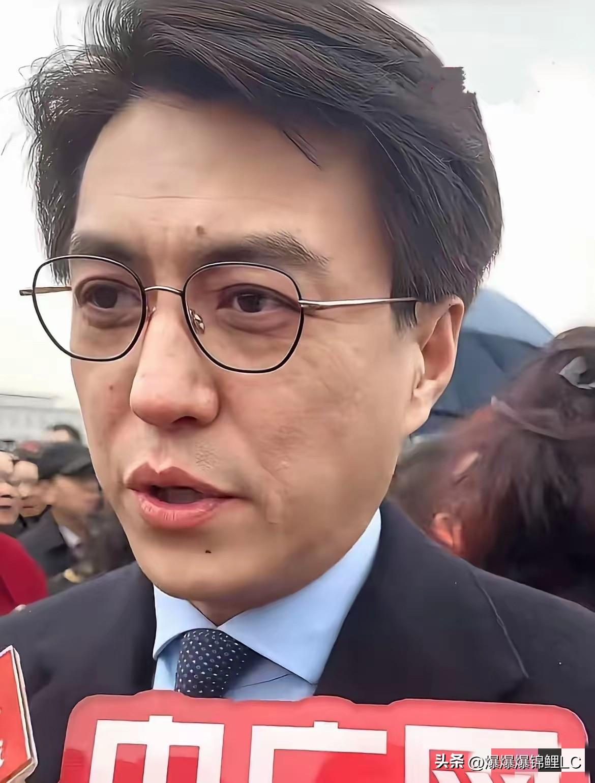 说真的，看了靳东近照，才明白啥叫“厅局风”的天花板。

这就不是单纯的长得帅，而