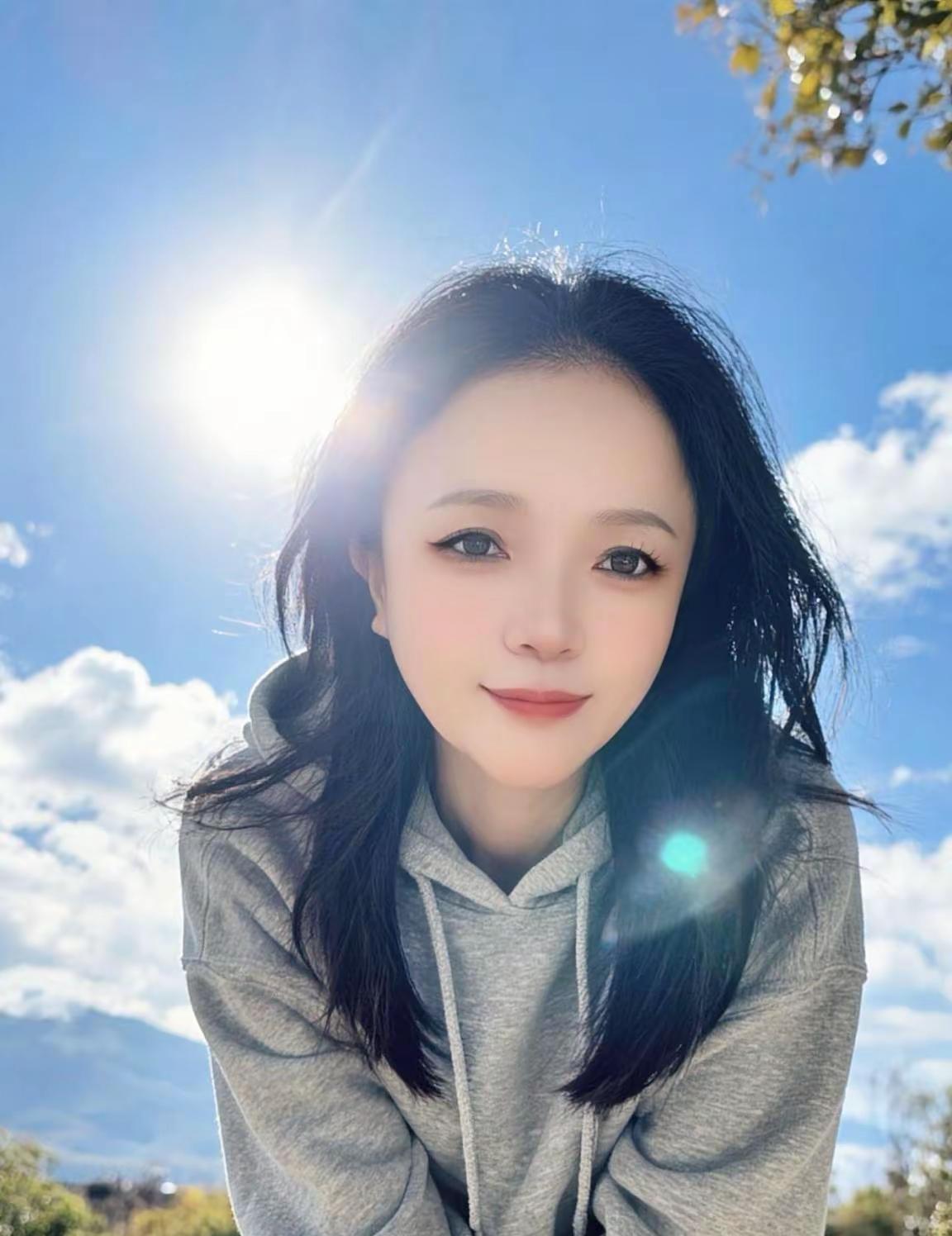 一念秋风起，一念花辞树，愿你轻拥岁月，笑对流年。桂香会散，秋阳会斜，但那些攥在手
