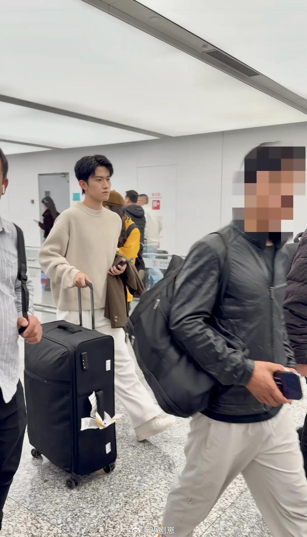 心动的信号不在蓝蓝身边的方医生好高冷😎 太辛苦了，赶早班机回徐如蓝‖方益炯‖心