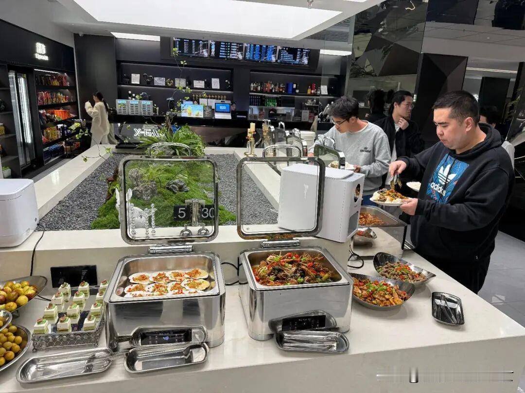 网吧海鲜自助一餐68元贵不贵网吧海鲜自助68元超划算！现做海鲜+免费上网，超火爆