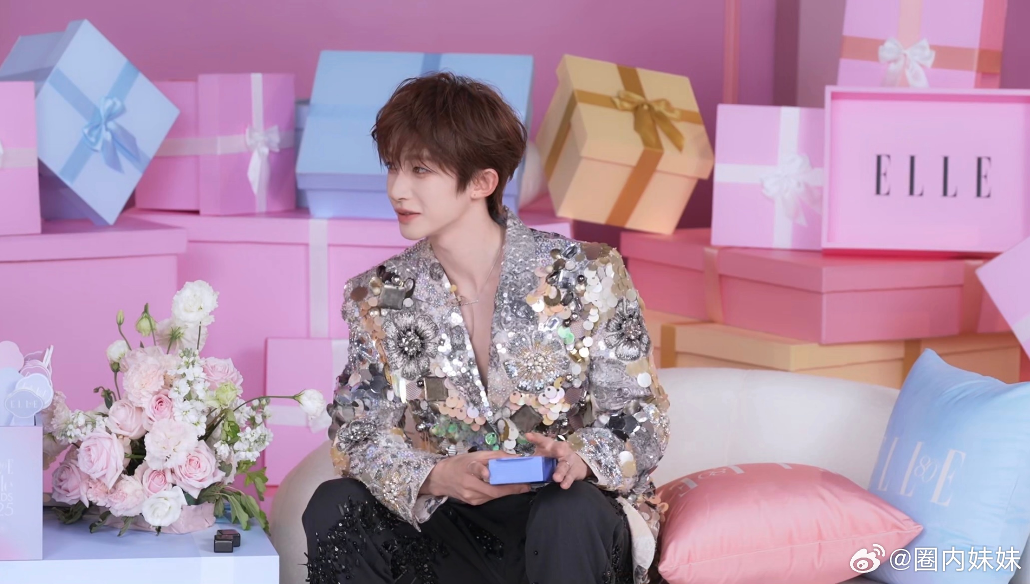 小宇这波真是鲨疯了，变魔术也不忘品牌，是知道我们蹲直播前疲惫得要补补！既会玩又够